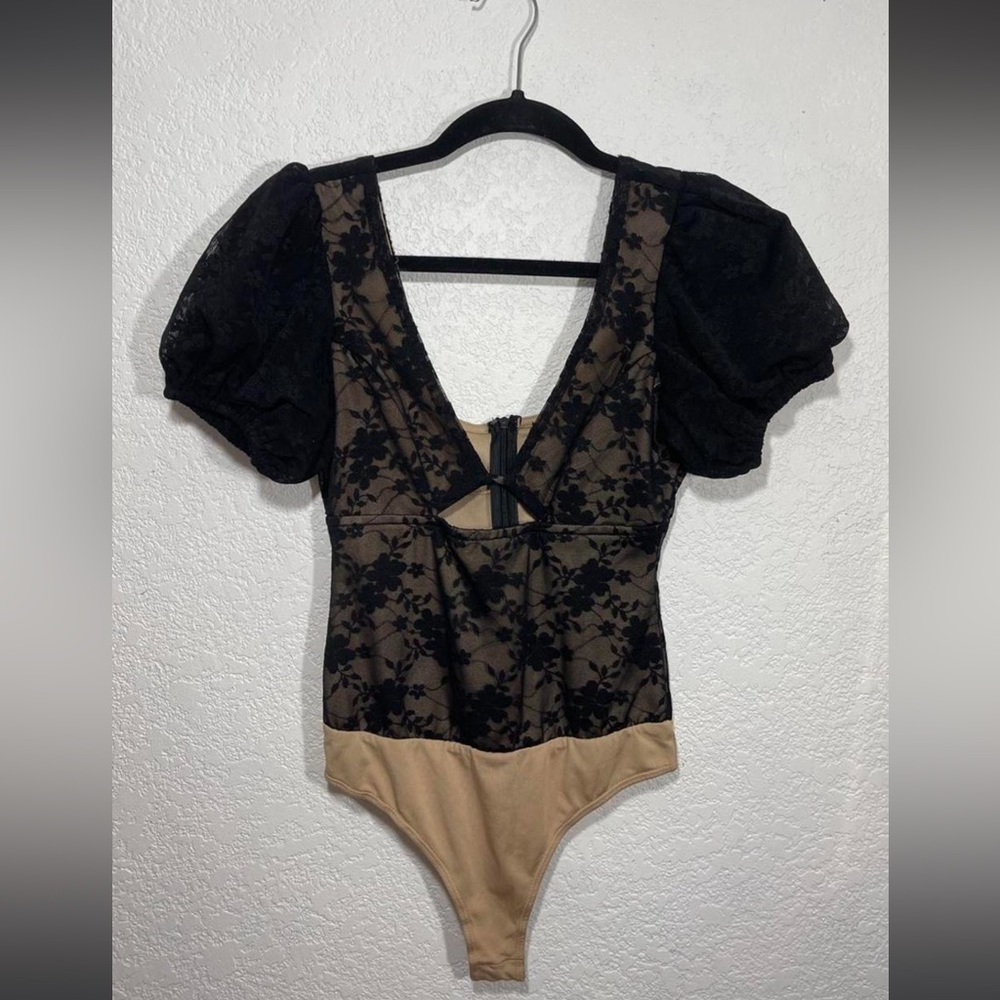 Lulus Elegant Demeanor Black‎ Lace Puff Sleeve Bodysuit